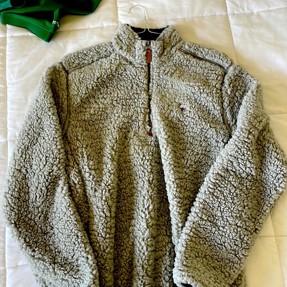 Medium Southern shirt company sweater.